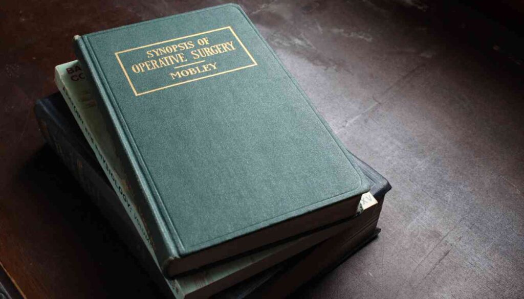 A green hardcover book titled "Synopsis of Operative Surgery" by Mobley, stacked on top of other medical textbooks.