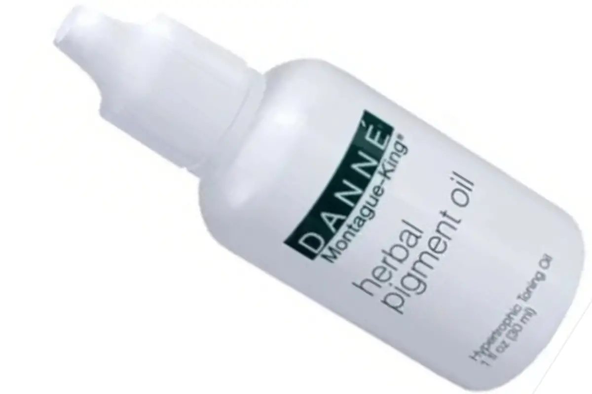 A bottle of DANNE Montague-King herbal pigment oil.